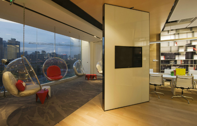 辦公室裝修設(shè)計：淺灰色儲物柜，簡約而不失高級感