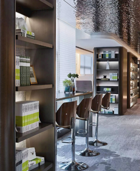 上海辦公室裝修設(shè)計(jì):水波紋不銹鋼如何演繹現(xiàn)代美學(xué)